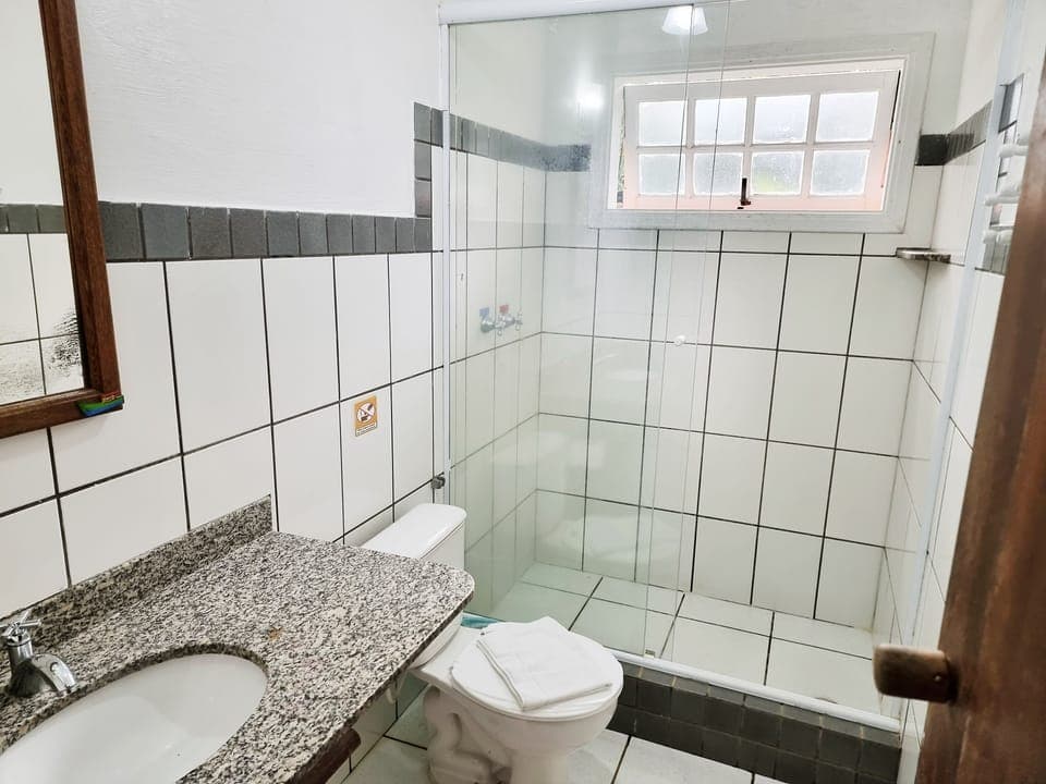 Standard Suite, Balcony, Garden View | Bathroom | Shower, free toiletries, hair dryer, towels