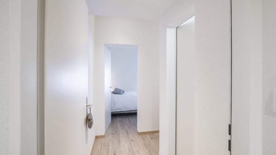 Apartment (Andy) | Desk, soundproofing, iron/ironing board, cribs/infant beds