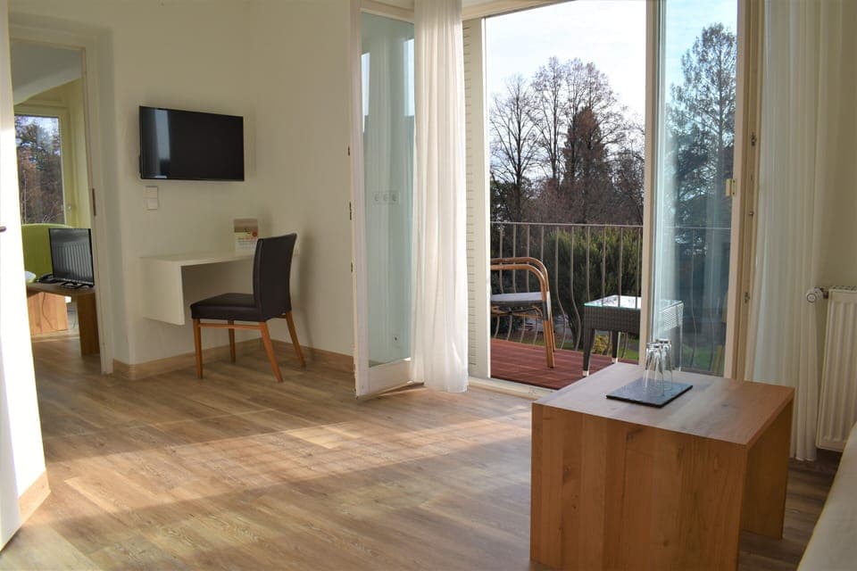 Junior Suite | Hypo-allergenic bedding, in-room safe, desk, laptop workspace