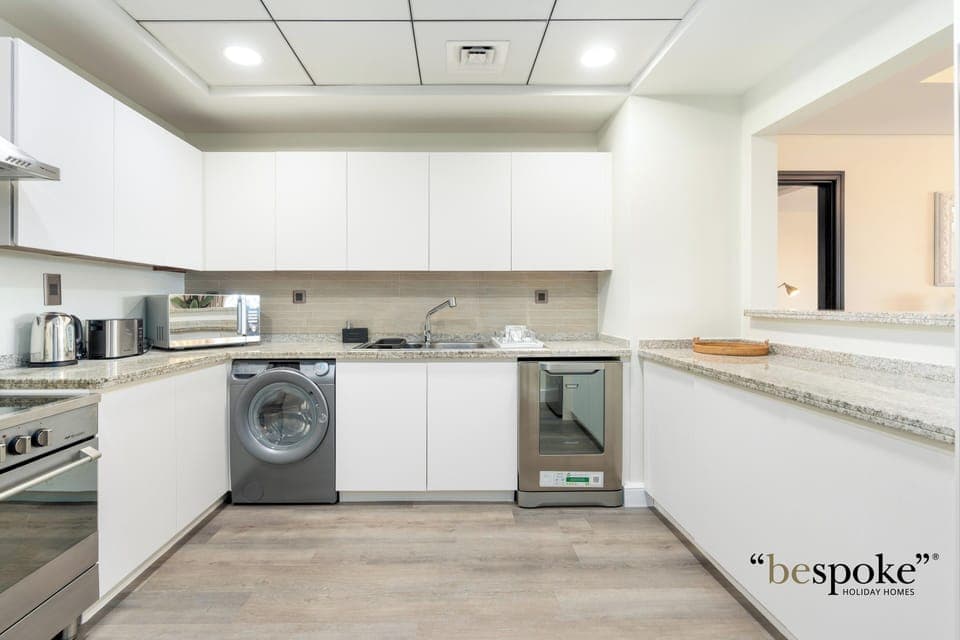 Luxury Apartment, 2 Bedrooms, Sea View (Palm View) | Private kitchen | Fridge, microwave, oven, stovetop