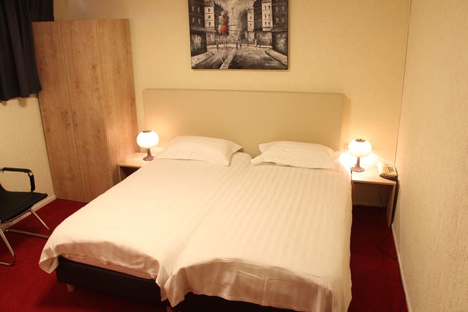 Basic Double Room, Private Bathroom (no window in Basement) | Individually decorated, individually furnished, desk, laptop workspace