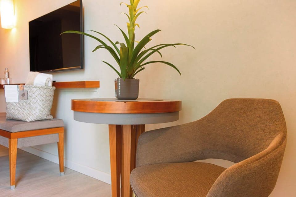 Hypo-allergenic bedding, minibar, in-room safe, desk