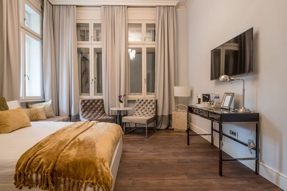 Royal Room | Minibar, in-room safe, individually decorated, individually furnished