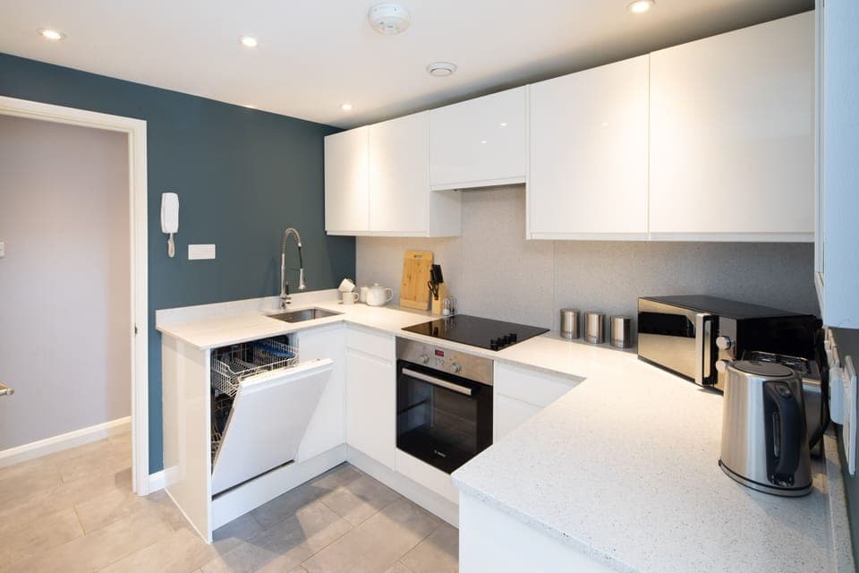 Studio (6) | Private kitchenette | Fridge, microwave, oven, stovetop
