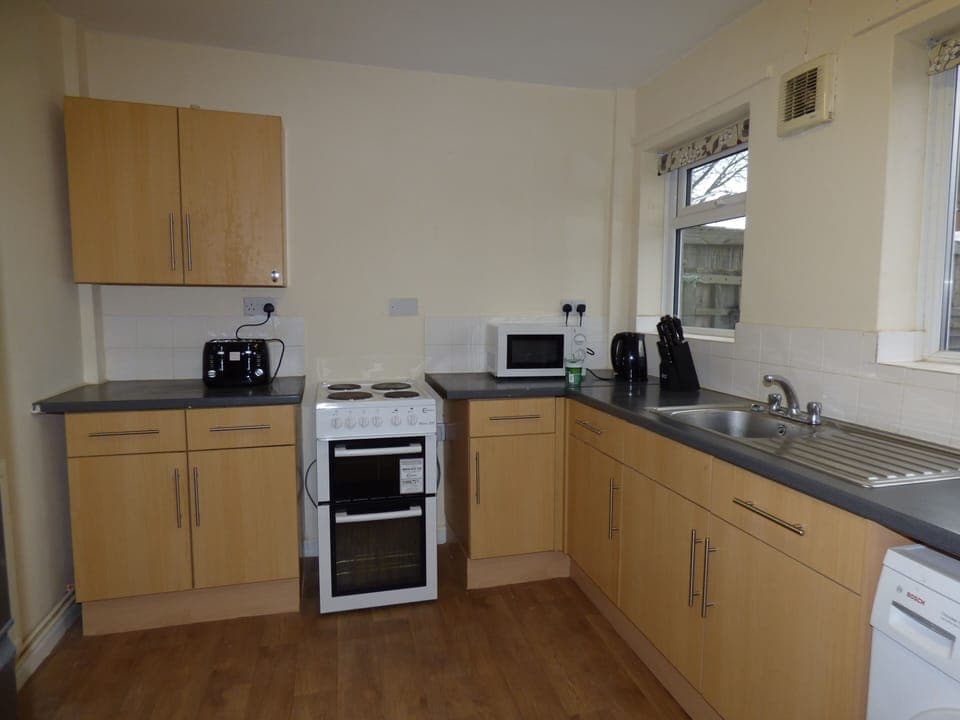 Room | Private kitchen | Full-size fridge, microwave, oven, stovetop