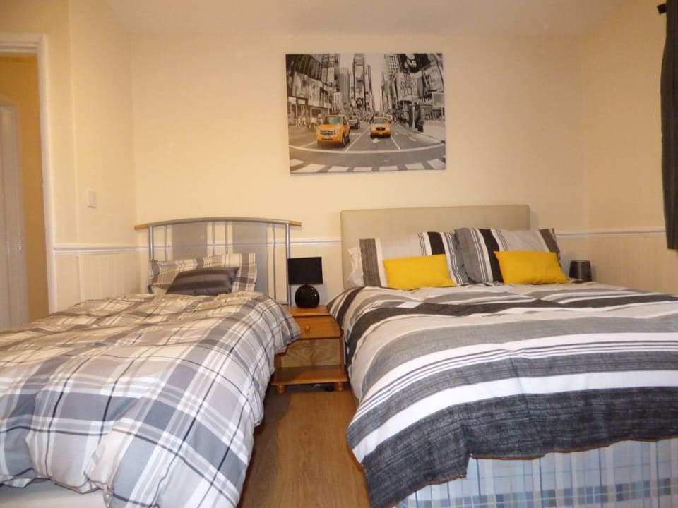 Room | 4 bedrooms, iron/ironing board, free WiFi, bed sheets