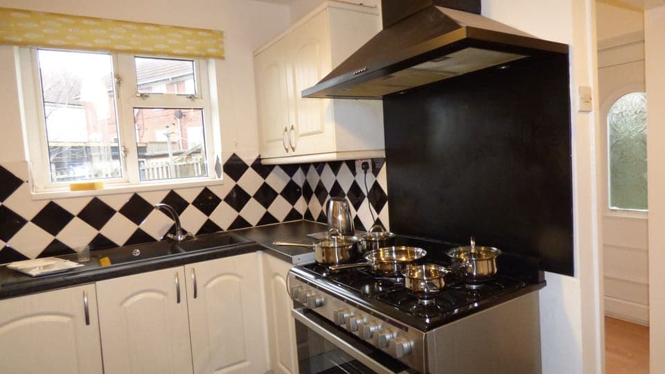 Comfort House, 4 Bedrooms (Sleeps 11) | Shared kitchen | Full-size fridge, microwave, oven, stovetop