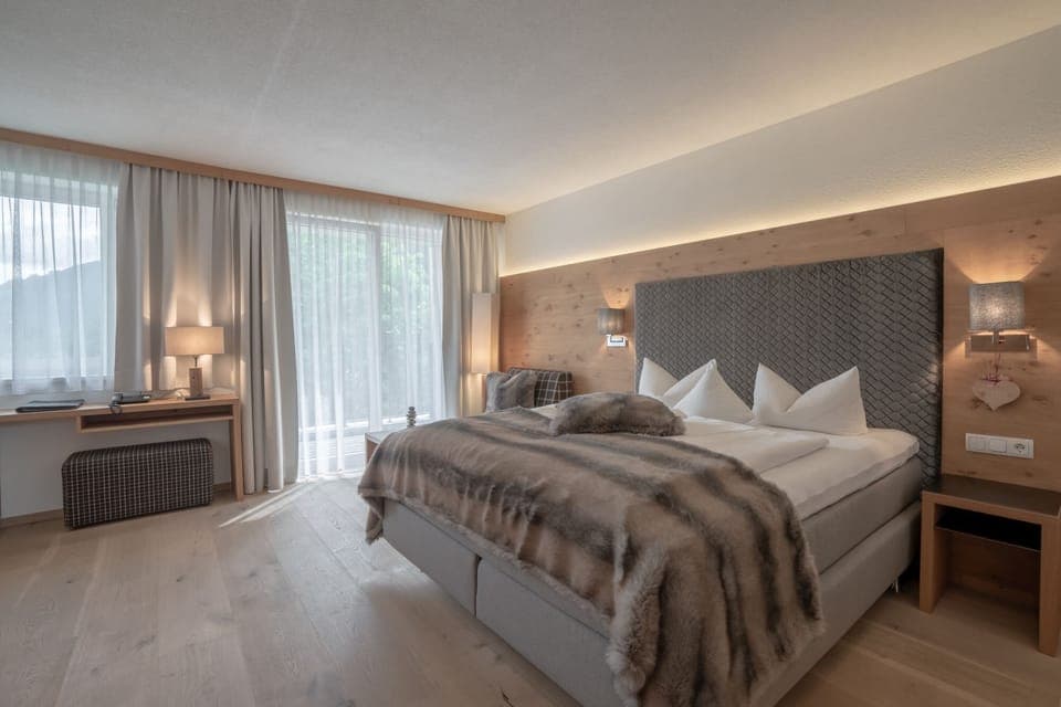 Deluxe Room | Hypo-allergenic bedding, in-room safe, blackout drapes, soundproofing