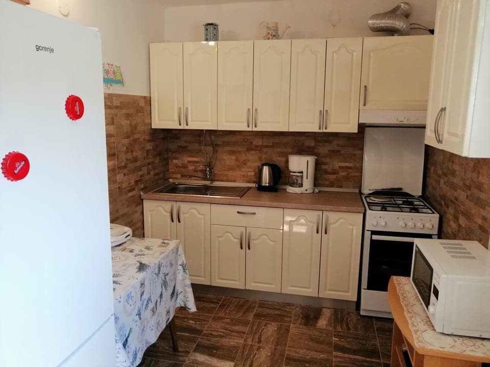 Apartment (A1) | Private kitchen | Fridge, oven, stovetop, espresso maker