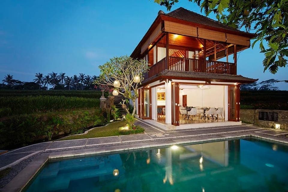 Breakfast, lunch and dinner served