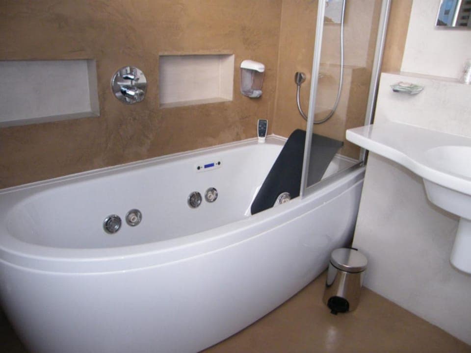Superior Double Room (Balneotherapy bath) | Bathroom | Rainfall showerhead, hair dryer, towels