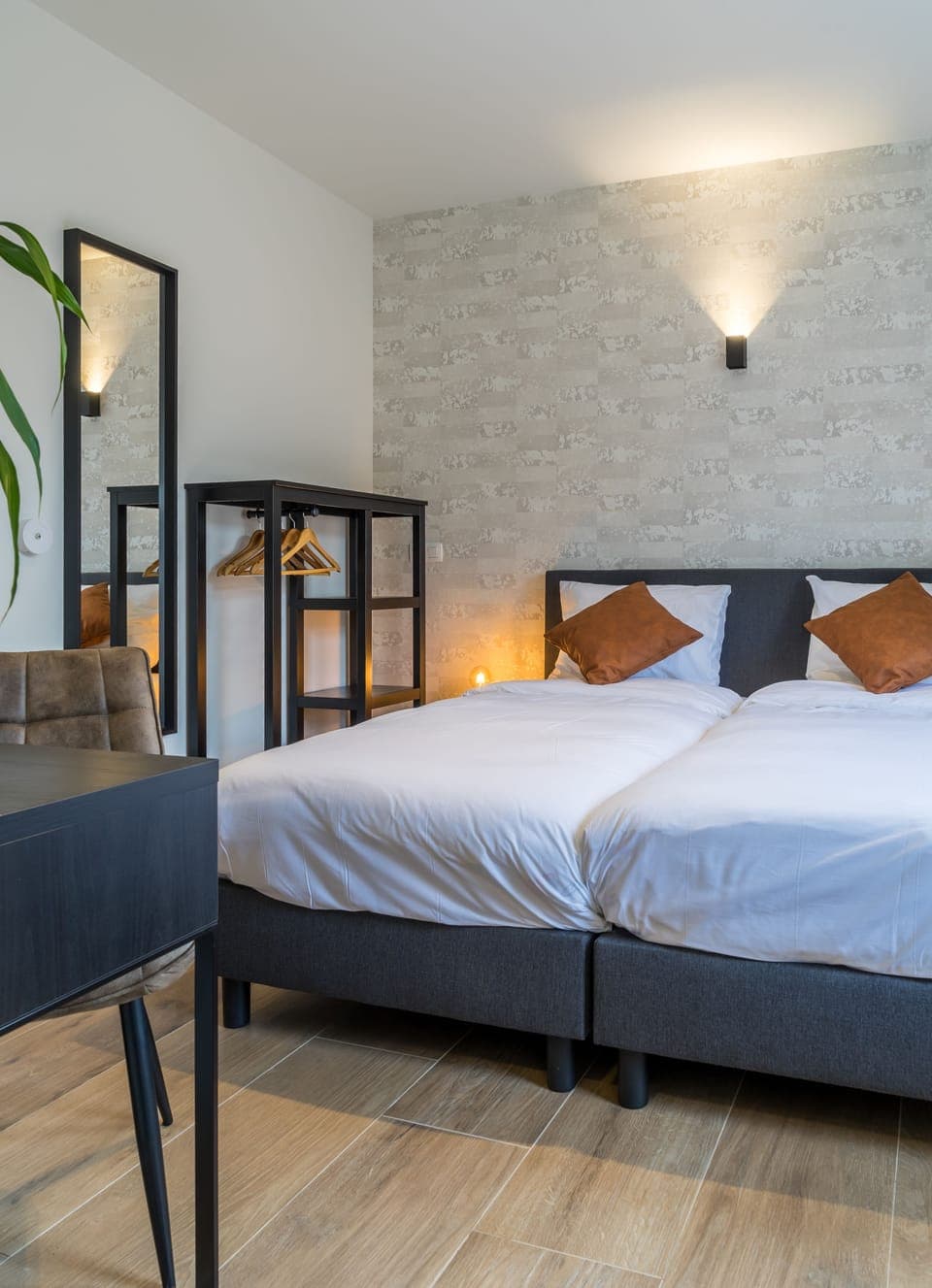 Standard Room | Minibar, in-room safe, desk, laptop workspace