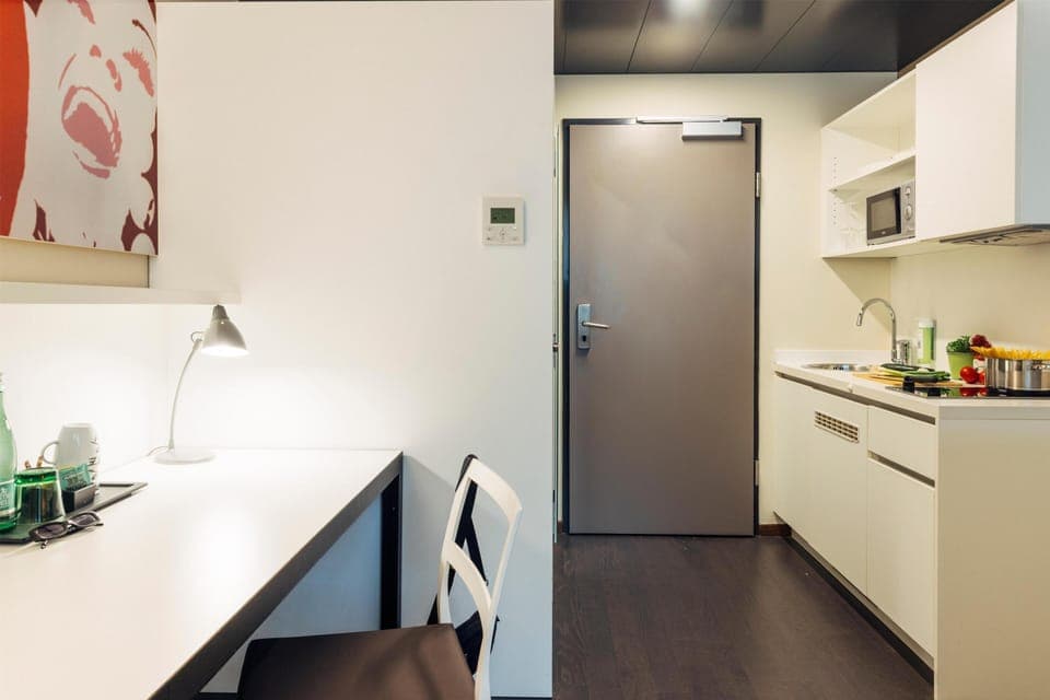 Hypo-allergenic bedding, in-room safe, desk, soundproofing