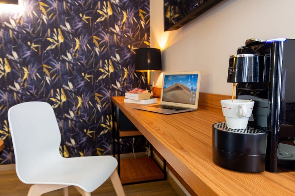 Suite, 1 Double Bed | In-room safe, desk, blackout drapes, soundproofing