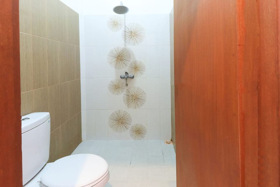 Deluxe Room | Bathroom | Shower, towels