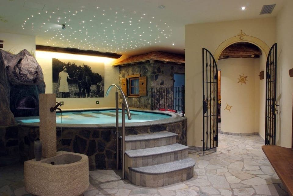 Sauna, hot tub, steam room