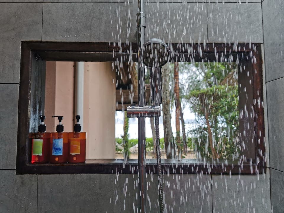 Deluxe Beach Front Cottage | Bathroom amenities | Combined shower/tub, free toiletries, hair dryer, bidet