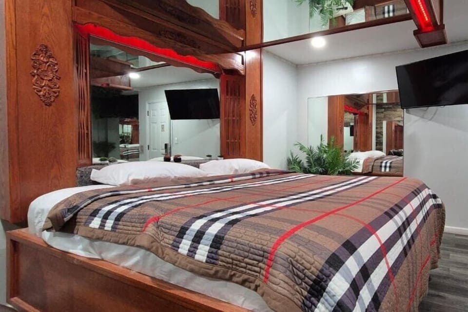 Room, 1 King Bed, Non Smoking, Jetted Tub | Egyptian cotton sheets, premium bedding, desk, blackout drapes