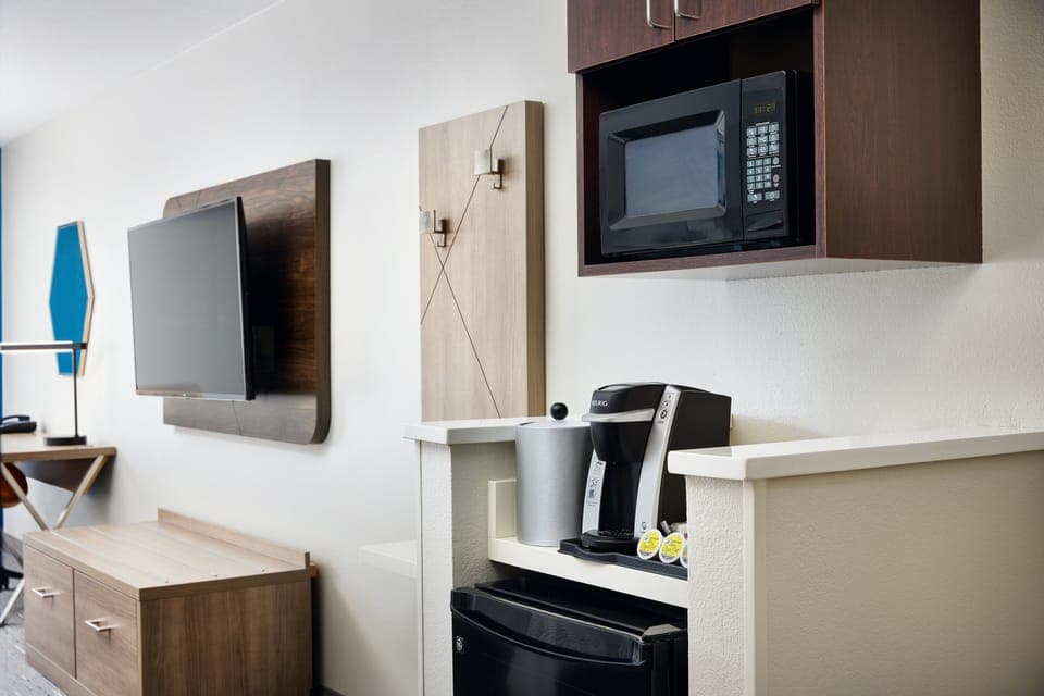 Standard Room, 2 Queen Beds | Room amenity