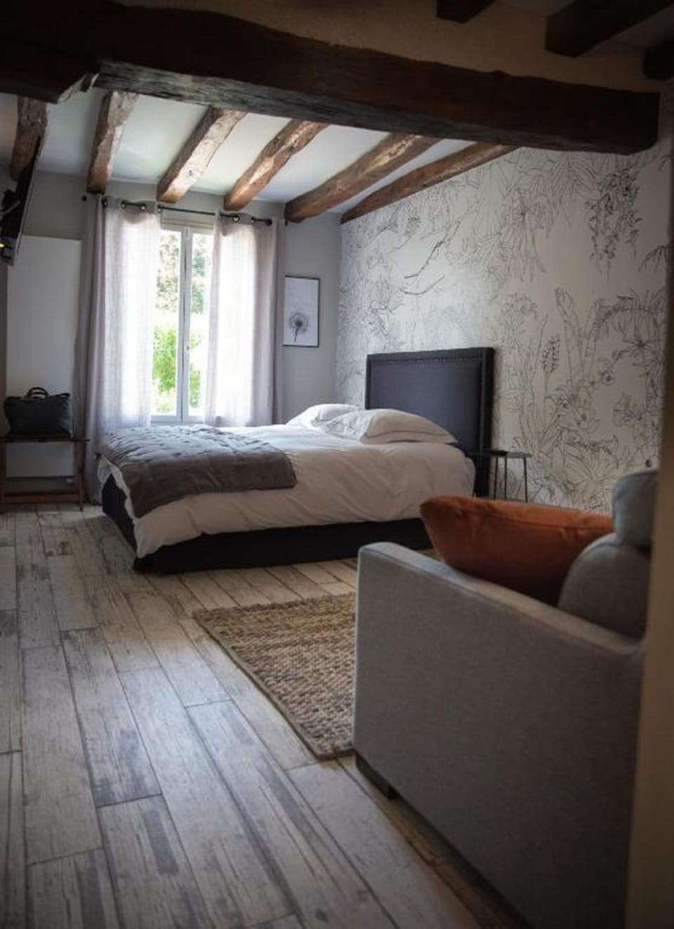 Junior Suite | 1 bedroom, in-room safe, blackout drapes, soundproofing