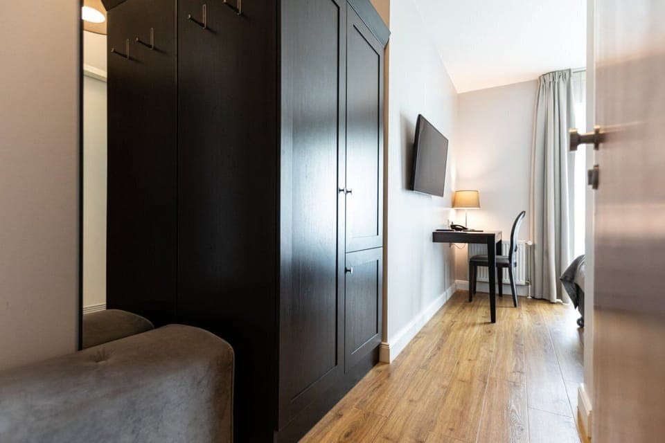Single Room | Minibar, in-room safe, desk, soundproofing