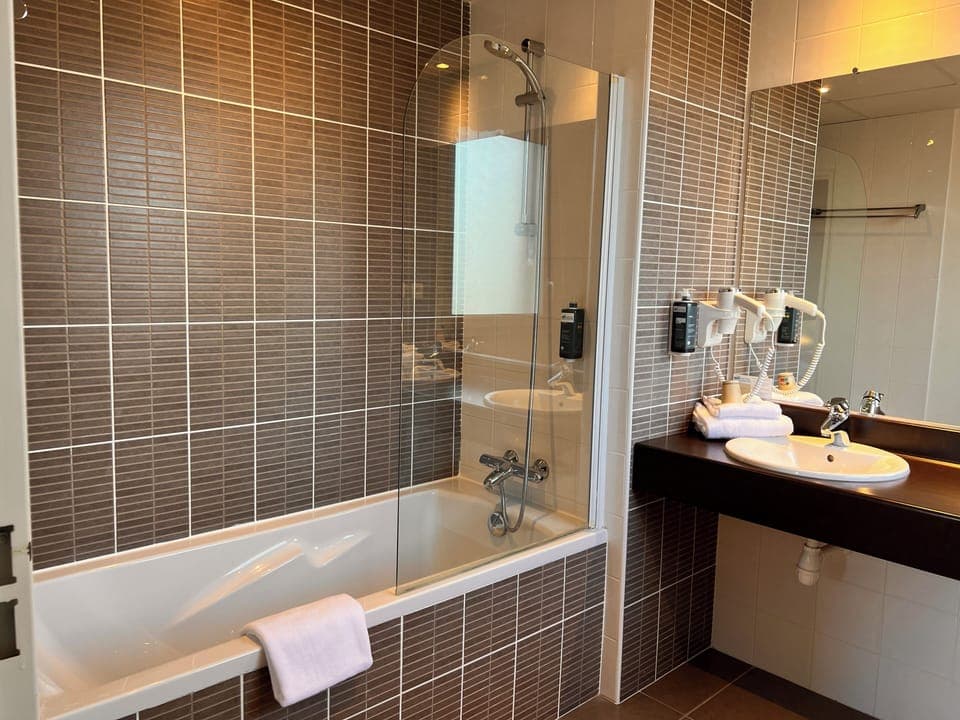 Executive Quadruple Room | Bathroom | Hair dryer, towels, soap, shampoo
