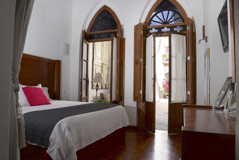 Junior Suite | Premium bedding, in-room safe, individually decorated, laptop workspace