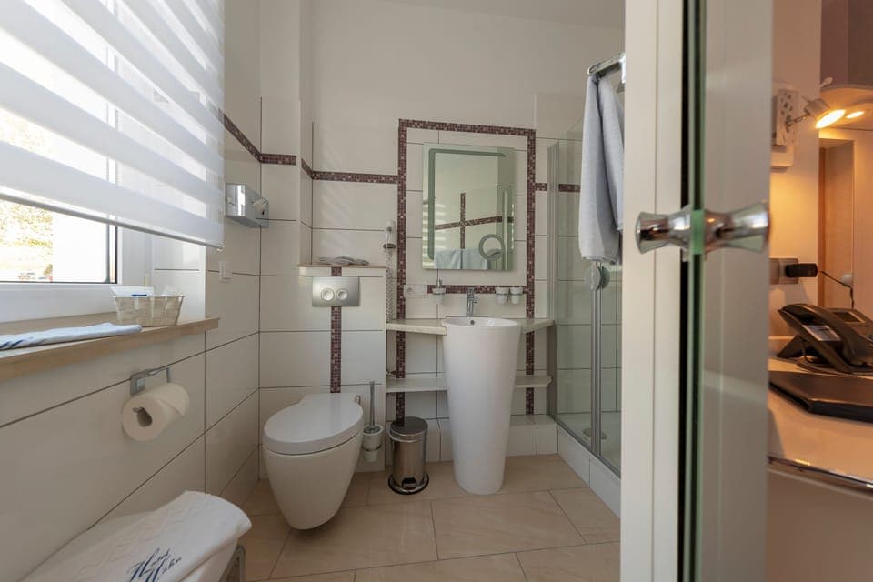 Shower, hair dryer, towels