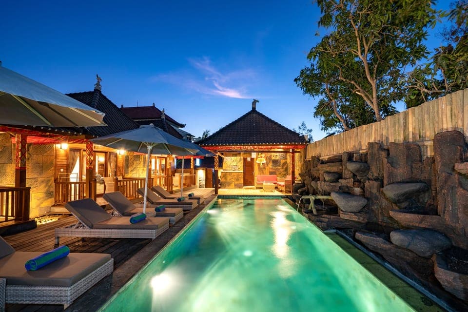 Outdoor pool, pool umbrellas, sun loungers