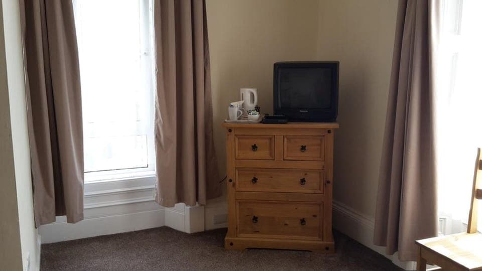 Iron/ironing board, bed sheets