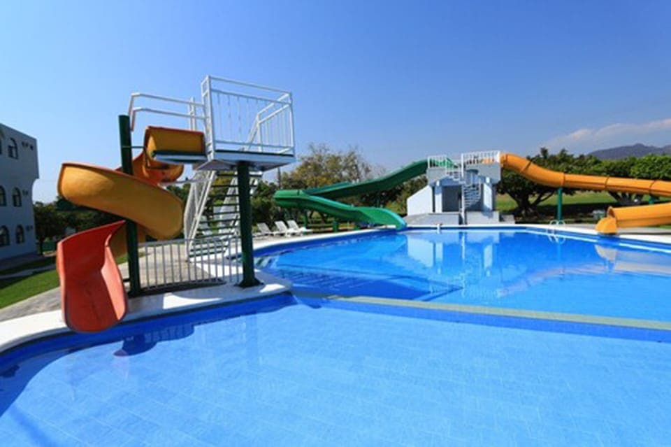 6 outdoor pools, sun loungers