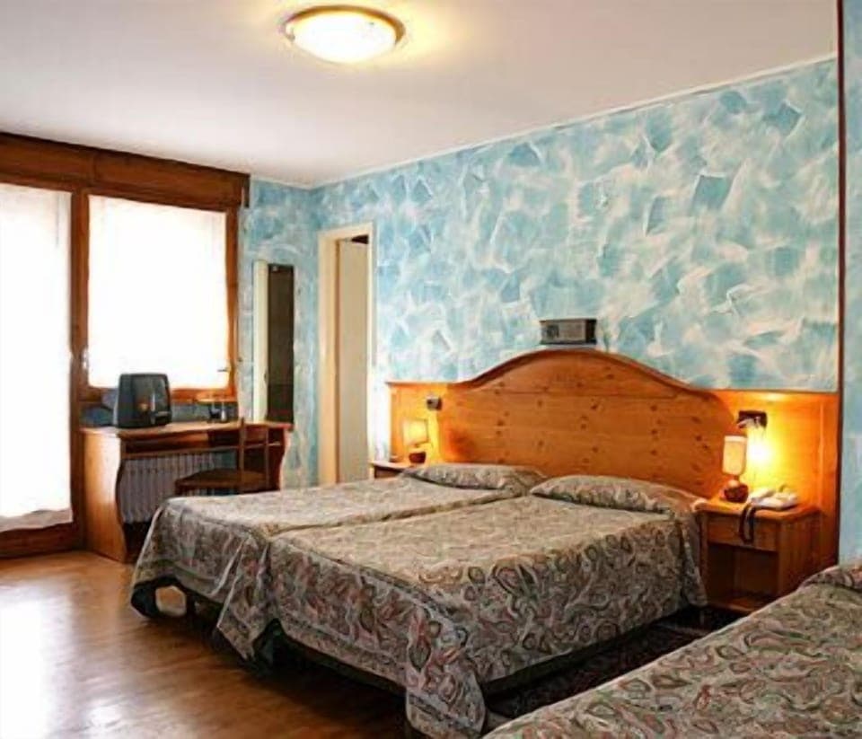 In-room safe, desk, free WiFi