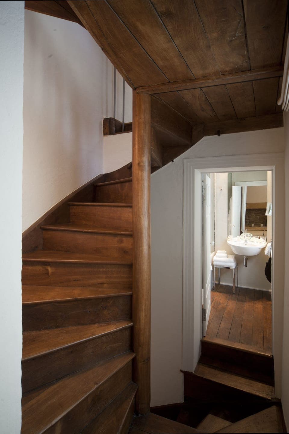 Junior Suite | Bathroom | Combined shower/tub, designer toiletries, hair dryer, bathrobes