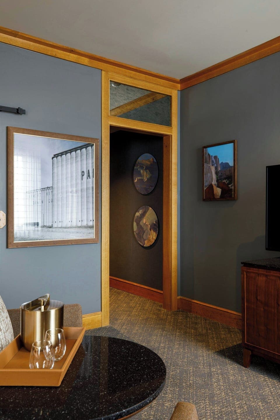 Standard Room, 1 King Bed | Minibar, in-room safe, individually decorated, individually furnished