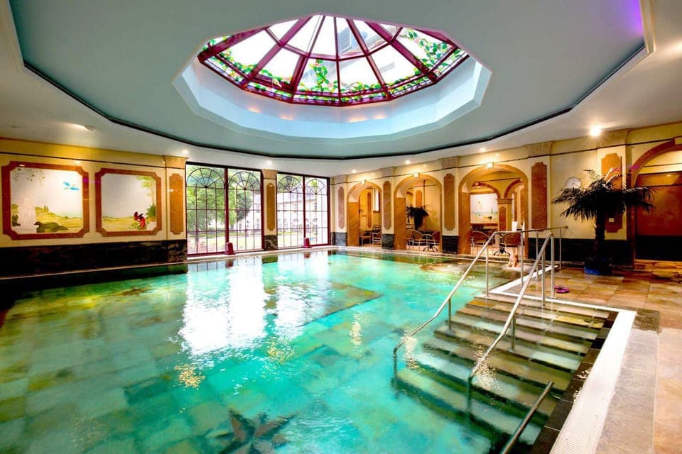 Indoor pool, sun loungers