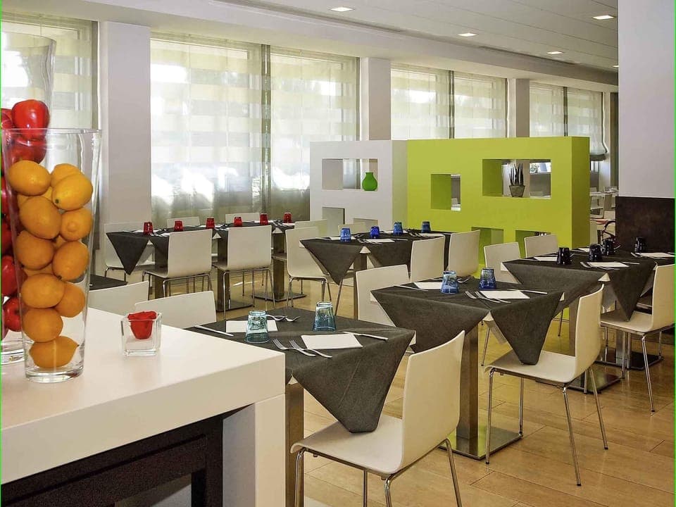 Breakfast served, international cuisine