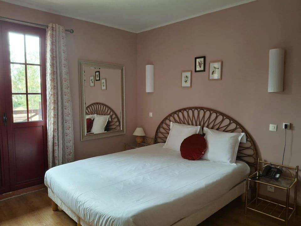 Double Room | Desk, iron/ironing board, free WiFi, bed sheets