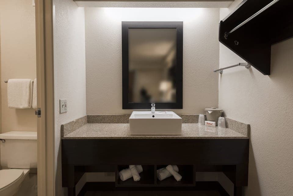 Combined shower/tub, towels