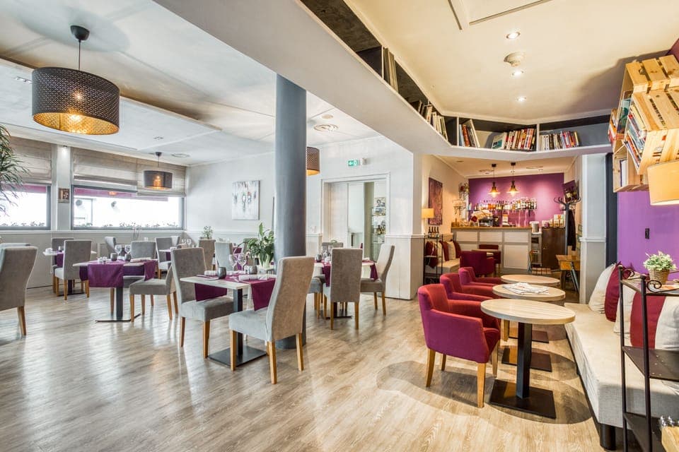 Breakfast, lunch, dinner served; French cuisine 