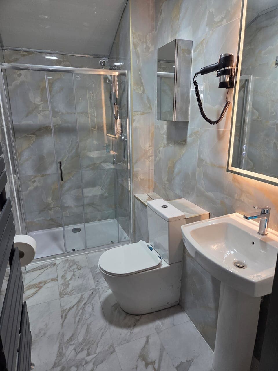 Classic Double Room | Bathroom | Shower, free toiletries, towels, soap