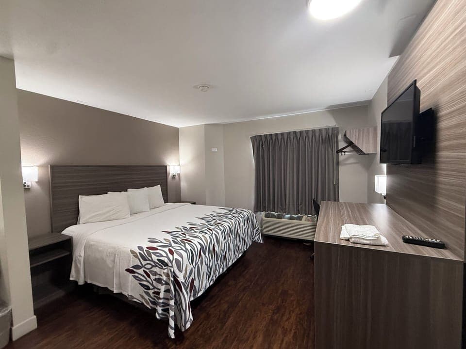 Desk, laptop workspace, blackout drapes, free cribs/infant beds