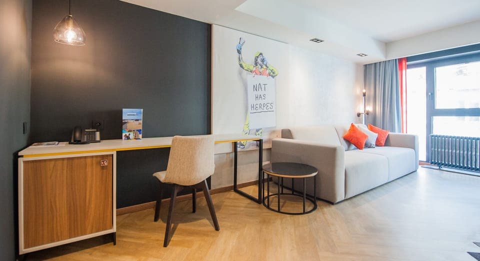 Deluxe Suite | Desk, bed sheets