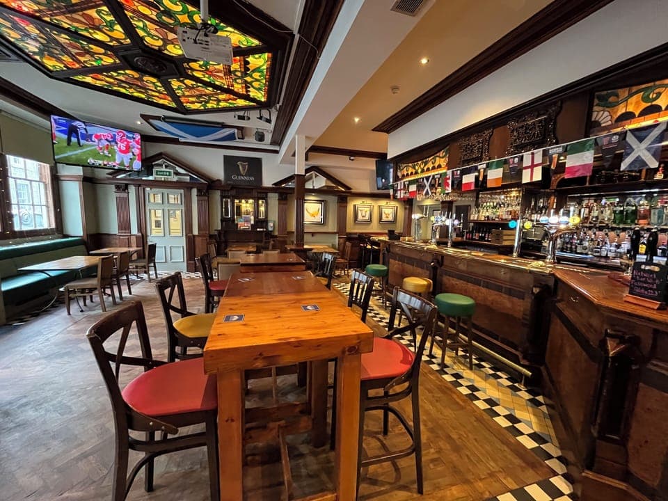 Serves breakfast, lunch, and dinner