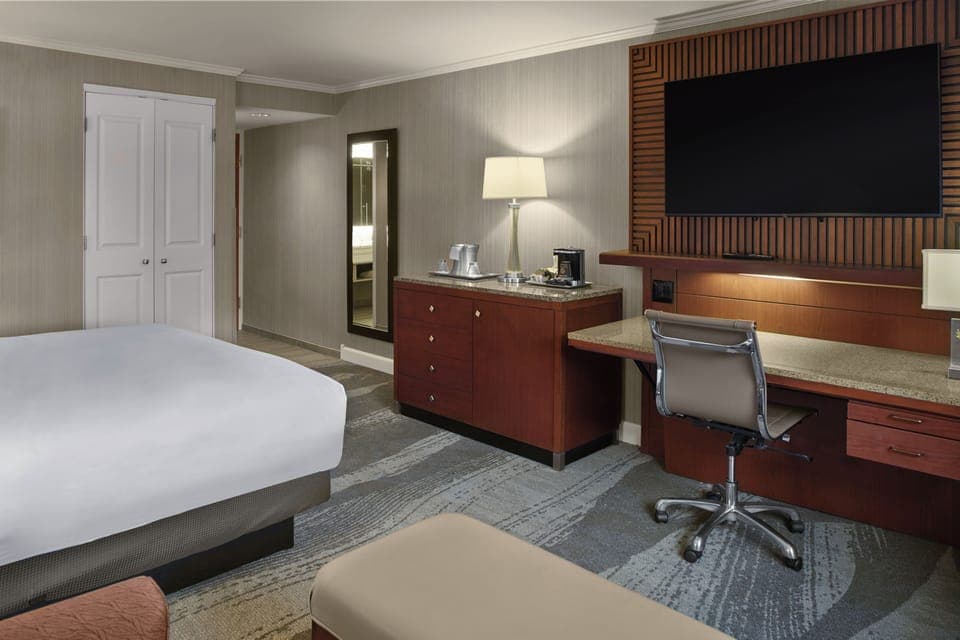 Room, 1 Double Bed, Accessible, Bathtub (Mobility & Hearing) | Premium bedding, pillowtop beds, in-room safe, desk