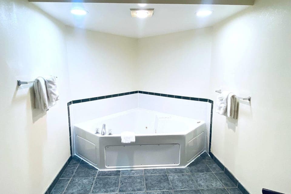 Suite, 1 King Bed, Non Smoking, Jetted Tub | Desk, free cribs/infant beds, rollaway beds, free WiFi