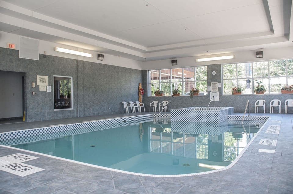 Indoor pool, sun loungers