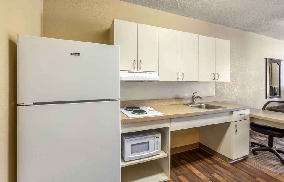 Studio, 1 Queen Bed, Accessible, Non Smoking | Desk, laptop workspace, iron/ironing board, free WiFi