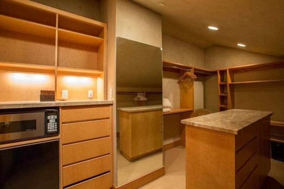 Condo, 3 Bedrooms | Private kitchen | Fridge, oven, coffee/tea maker, toaster