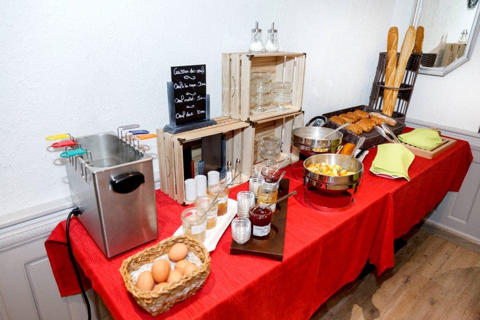 Continental breakfast on weekdays (EUR 10.50 per person)