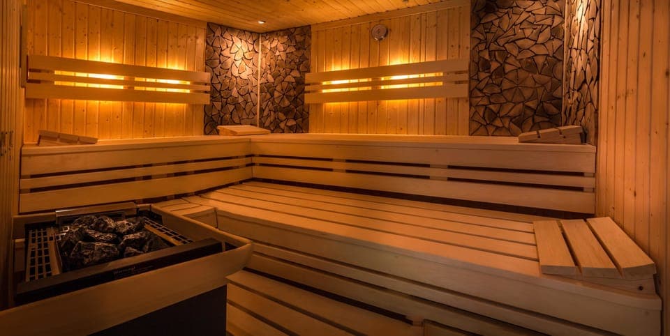 Sauna, hot tub
